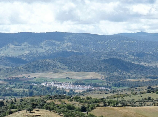 VISTA PANORÁMICA DEL EMPLAZAMIENTO DE LA BAZANA DESDE JEREZ DE LOS CABALLEROS