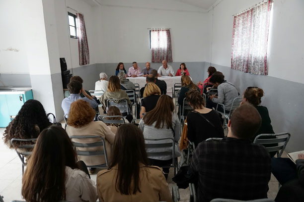 REUNIÓN DE LOS PARTICIPANTES EN EL CONCURSO CON LOS VECINOS DE LA BAZANA